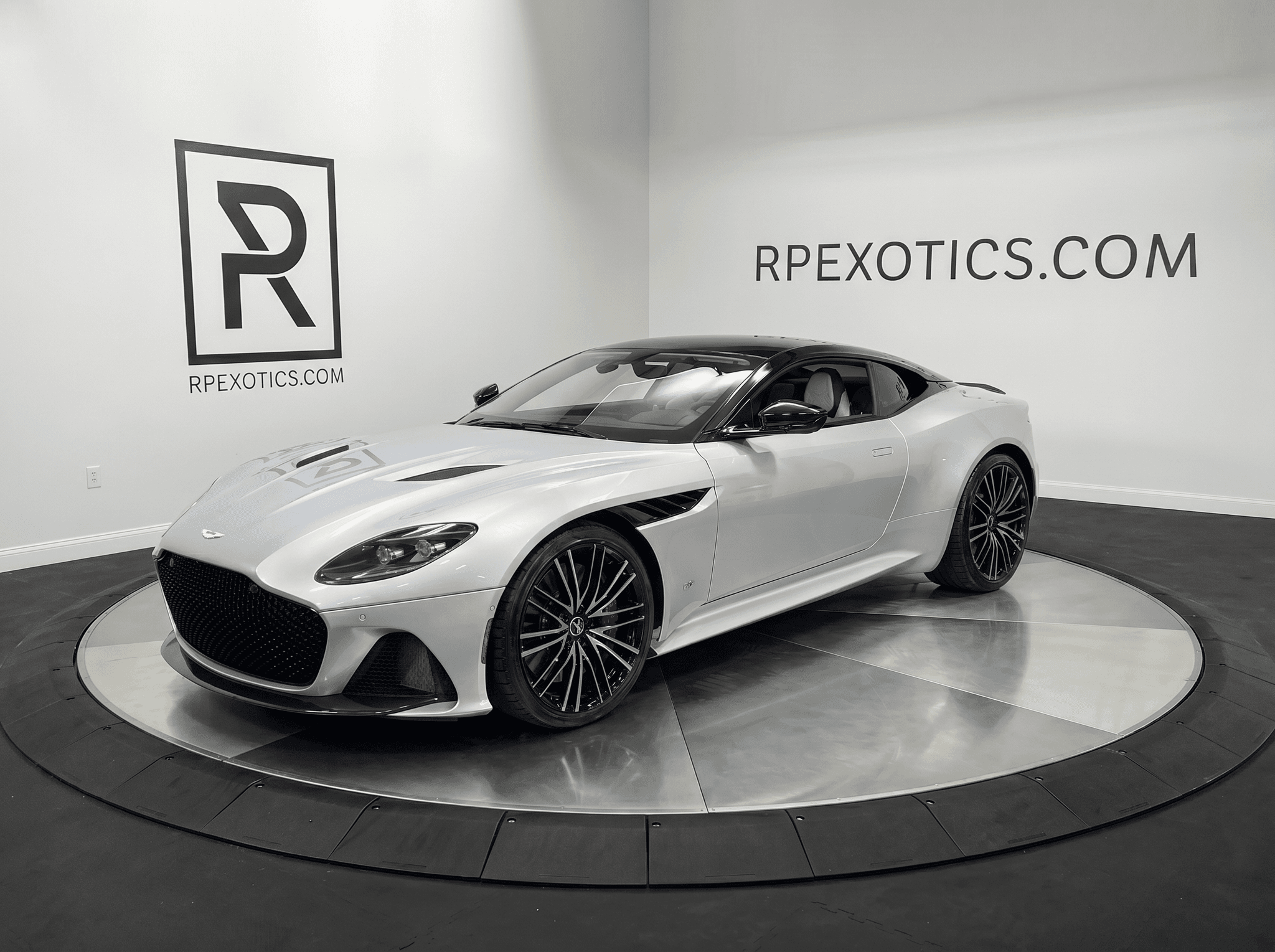 2022 Aston Martin DBS
